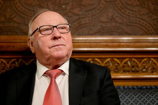 "Wenn die Impfung das einzige ist, was in der Pandemie hilft, dann sollte man es auch tun", sagt HSV-Legende Uwe Seeler.