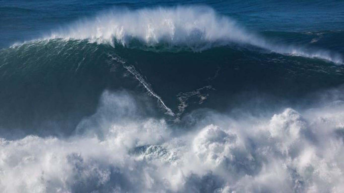 Wie eine "Wasserwand": Surfer Sebastian Steudtner hat eine Riesenwelle bezwungen.