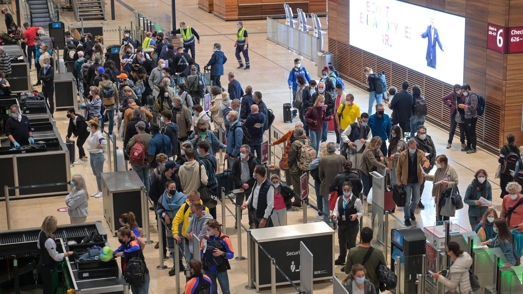 Eine Schlange hat sich bei der Abfertigung am Flughafen BER Ende September gebildet (Archivbild): Passagiere verpassten wegen der langen Wartezeiten damals teilweise ihre Flüge.