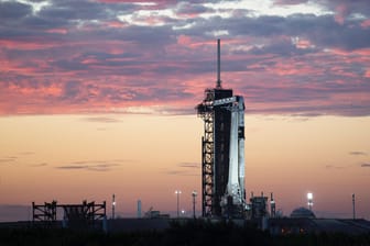 Die Falcon 9-Rakete von SpaceX auf der Startrampe im Kennedy Space Center: Der Start wurde auf Mittwoch verschoben.