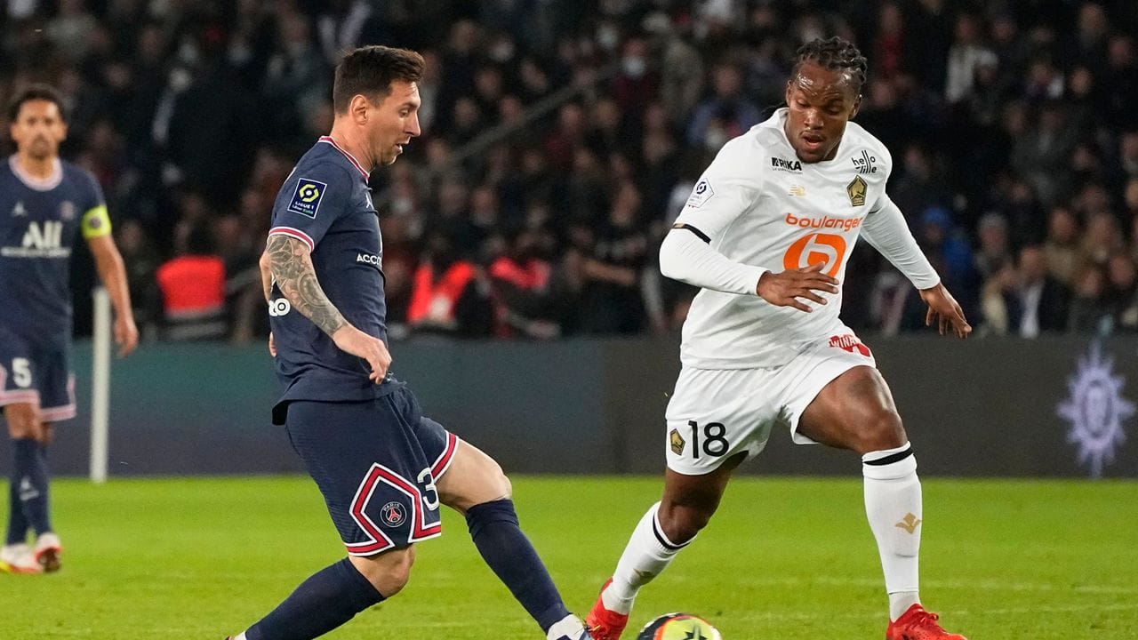 PSG-Star Lionel Messi (l) wurde zur Halbzeit ausgewechselt. PSG-Star Lionel Messi (l) wurde zur Halbzeit ausgewechselt.