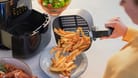 Eine Heißluftfritteuse braucht weniger Öl beim Kochen: Heute ist die beliebte Airfryer von Philips bei Amazon und Lidl reduziert.