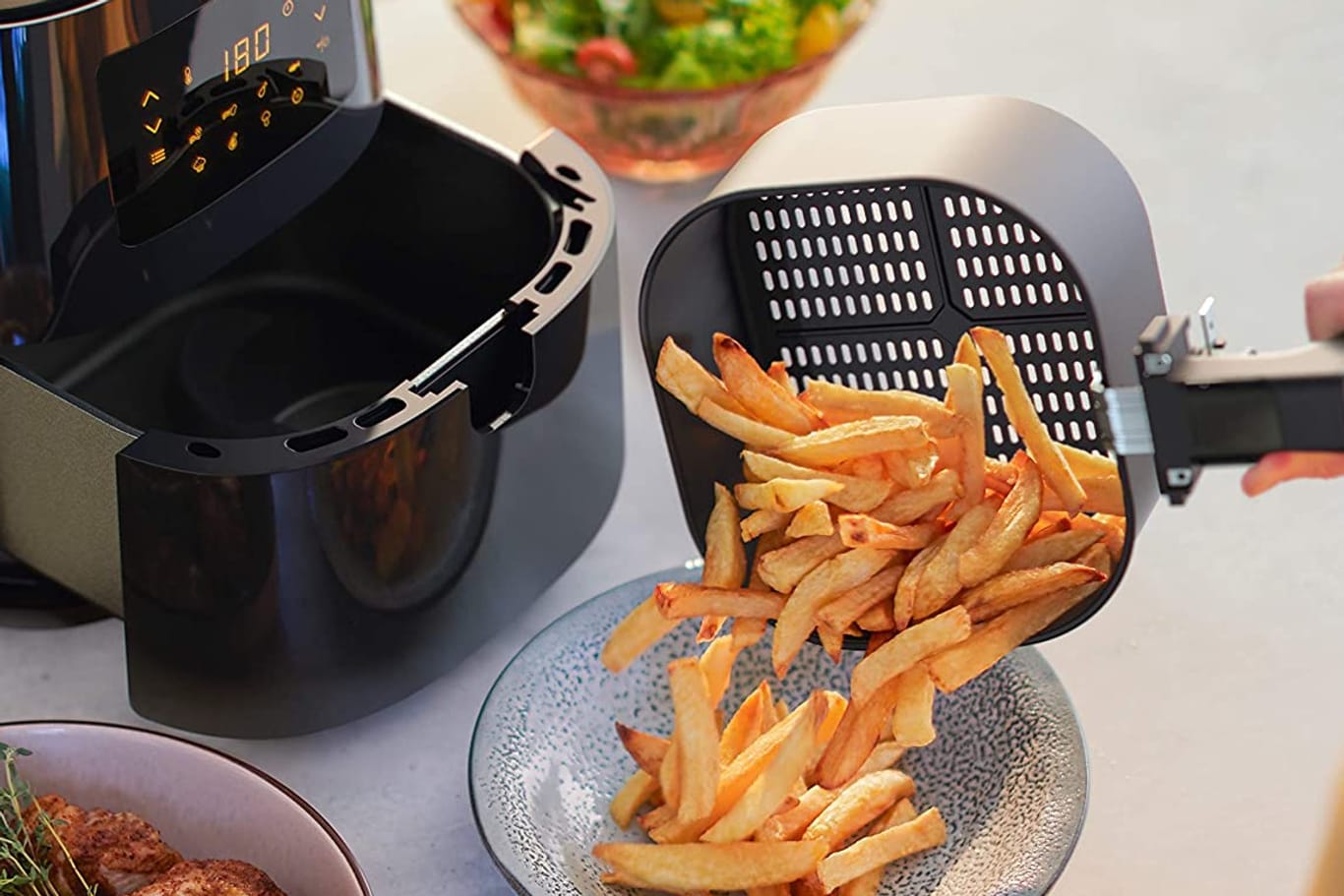 Eine Heißluftfritteuse braucht weniger Öl beim Kochen: Heute ist die beliebte Airfryer von Philips bei Amazon und Lidl reduziert.