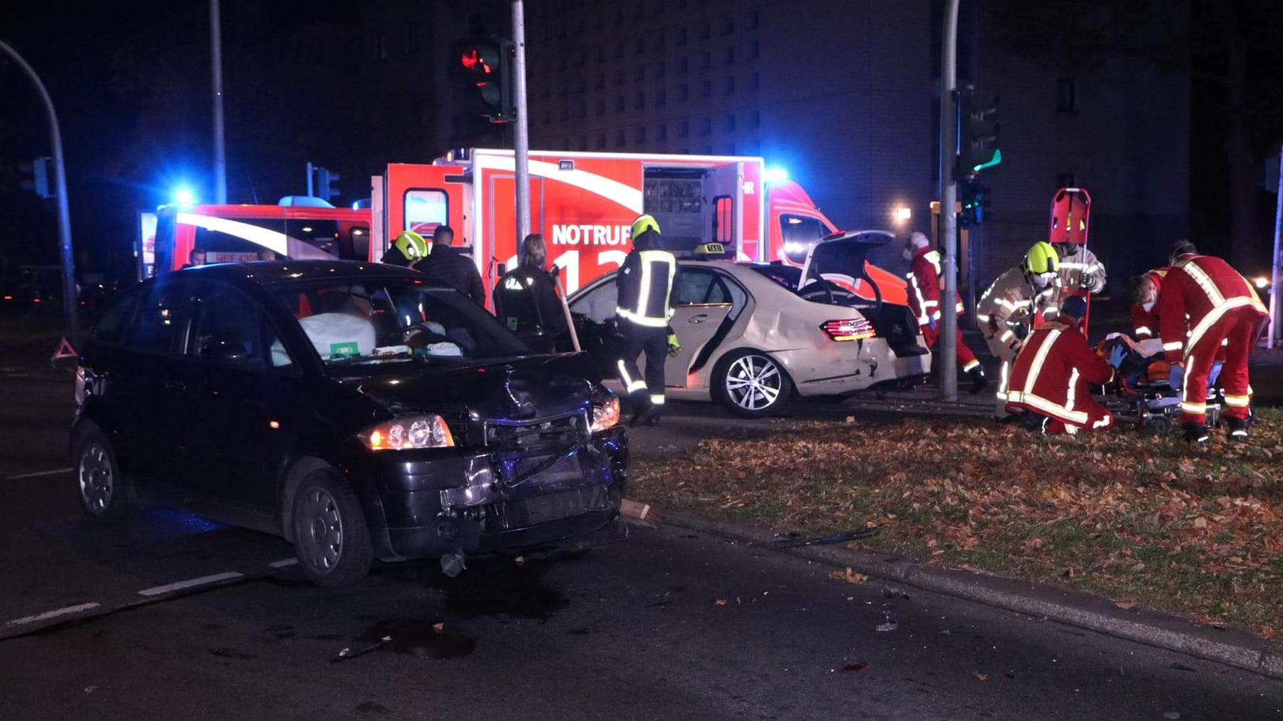 Unfall in Berlin-Tempelhof: Mehrere Verletzte nach Crash mit Taxi