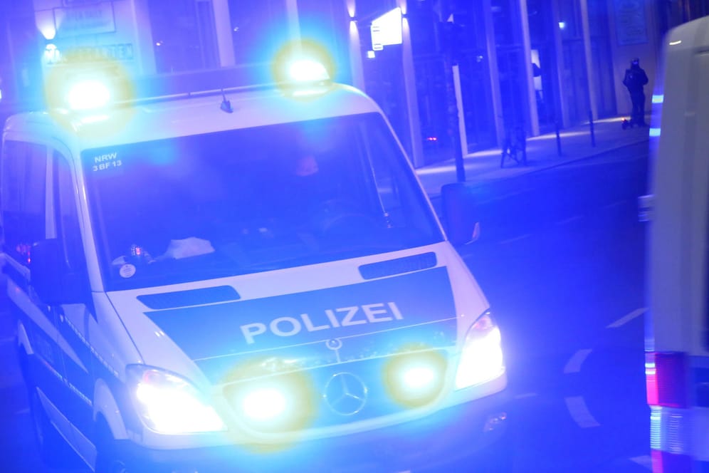 Ein Polizeifahrzeug ist in Berlin im Einsatz (Symbolbild): In Schöneberg ist ein Mann durch einen Schuss in den Rücken verletzt worden.