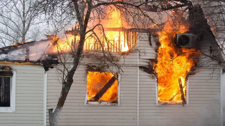 Wohnhausbrand in Russland (Archivbild): In dem Land geraten unter anderem wegen mangelnder Sicherheitsvorkehrungen immer wieder Häuser in Brand.