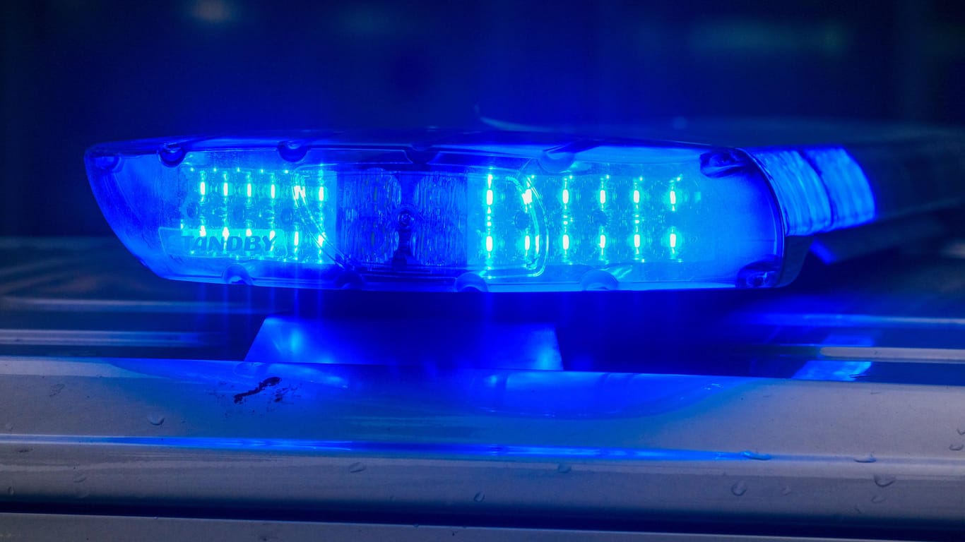 Blaulicht eines Streifenwagens (Symbolbild): Polizisten konnten einen mutmaßlichen Drogendealer festnehmen.