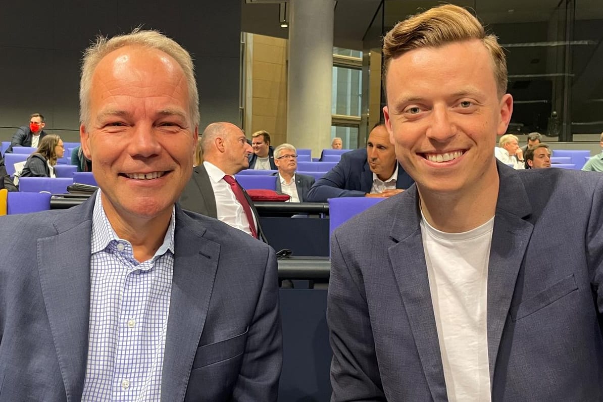 Matthias Miersch (links) und Adis Ahmetovic: Die beiden SPD-Bundestagsabgeordneten verbindet eine besondere Geschichte.