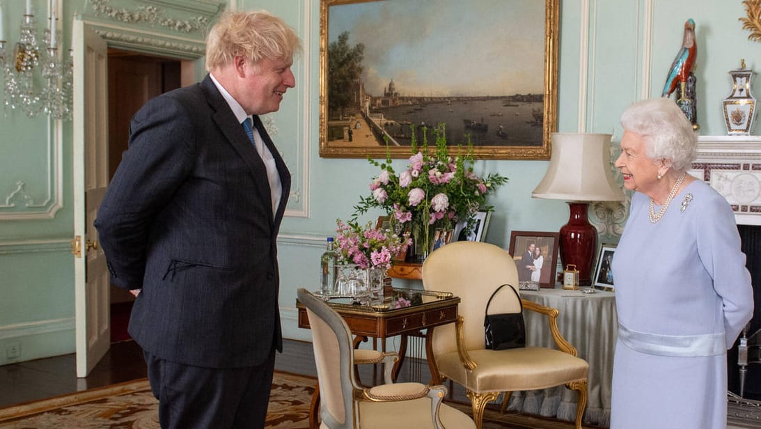 Boris Johnson und Queen Elizabeth II.: Sie sprechen regelmäßig miteinander, per Telefon oder im Buckingham-Palast. Boris Johnson und Queen Elizabeth II.: Sie sprechen regelmäßig miteinander, per Telefon oder im Buckingham-Palast.