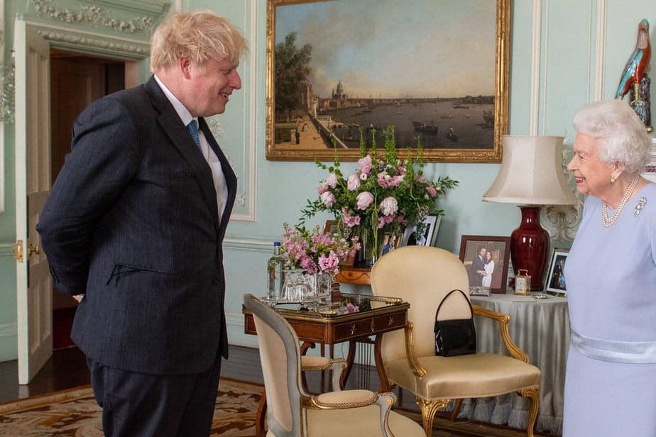 Boris Johnson und Queen Elizabeth II.: Sie sprechen regelmäßig miteinander, per Telefon oder im Buckingham-Palast.