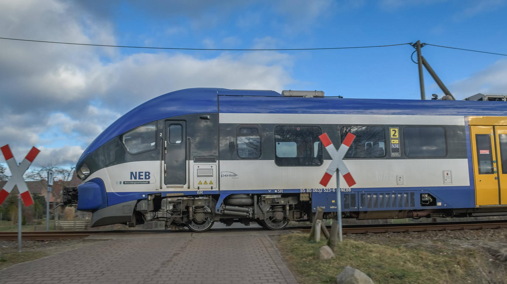 Ein unbeschrankter Bahnübergang in Brandenburg (Symbolbild): An einem solch ähnlichen Übergang ist es zu einem tödlichen Unfall gekommen.