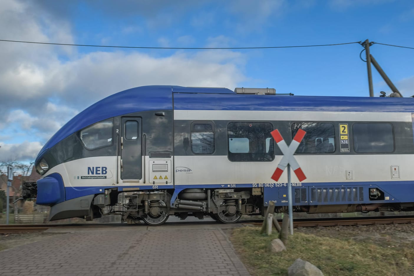 Ein unbeschrankter Bahnübergang in Brandenburg (Symbolbild): An einem solch ähnlichen Übergang ist es zu einem tödlichen Unfall gekommen.