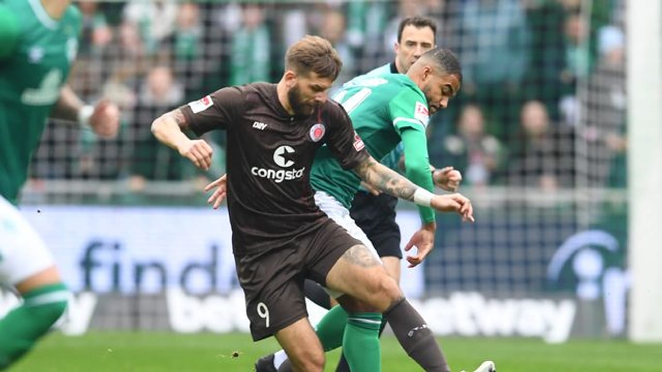 Pauli-Torjäger Guido Burgstaller (vorne) schirmt den Ball gegen Werders Jean Manuel Mbom ab.
