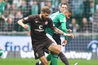 Pauli-Torjäger Guido Burgstaller (vorne) schirmt den Ball gegen Werders Jean Manuel Mbom ab.