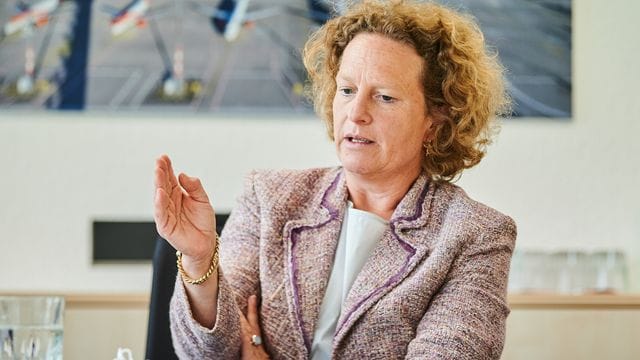 Aletta von Massenbach sitzt bei einem Interview: Sie ist seit dem 1. Oktober die neue BER-Chefin.