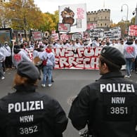 Polizisten begleiten eine Demonstration der Initiative "Versammlungsgesetz NRW stoppen": Rund 3.000 Teilnehmer haben bei der Demonstration teilgenommen.