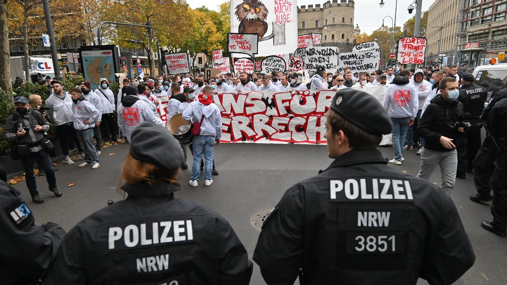 Polizisten begleiten eine Demonstration der Initiative "Versammlungsgesetz NRW stoppen": Rund 3.000 Teilnehmer haben bei der Demonstration teilgenommen.