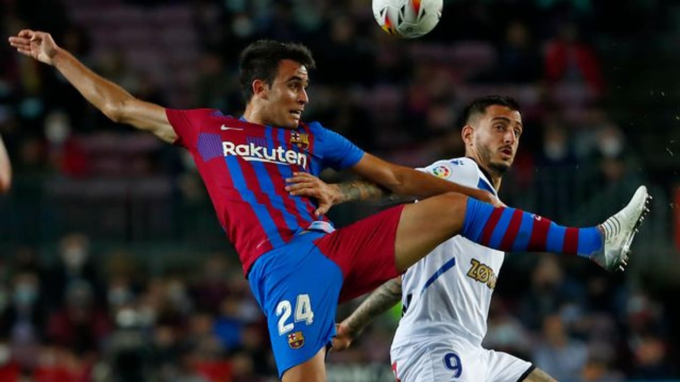 Eric Garcia (l) kam mit dem FC Barcelona gegen Joselu und Deportivo Alaves nicht über ein Remis hinaus.