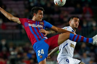Eric Garcia (l) kam mit dem FC Barcelona gegen Joselu und Deportivo Alaves nicht über ein Remis hinaus.