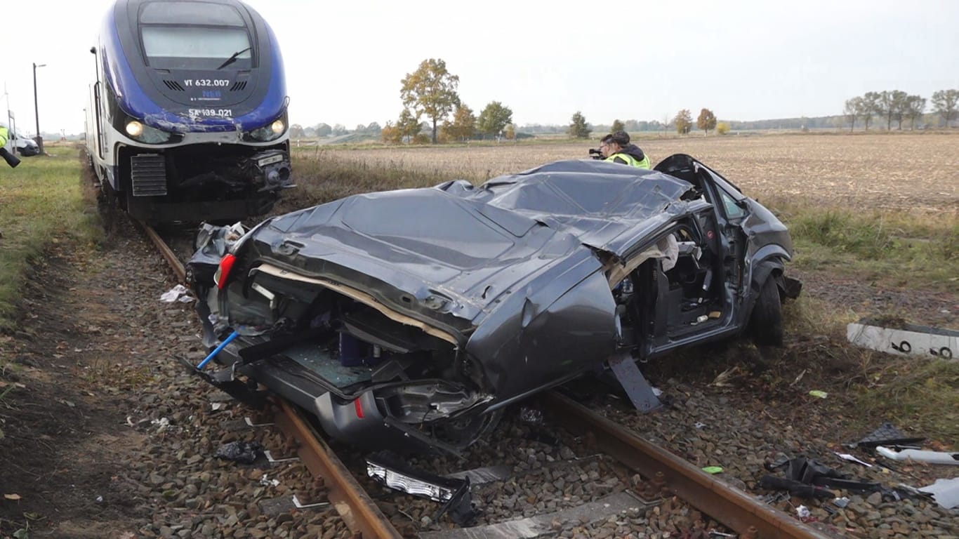 Ein zerstörtes Fahrzeug auf einem Bahnübergang: Zwei Menschen kamen bei dem Unfall in Brandenburg ums Leben.