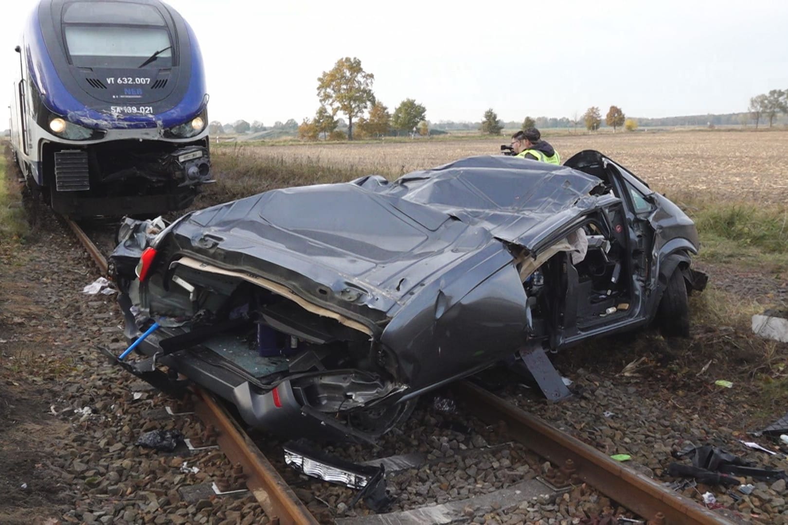 Ein zerstörtes Fahrzeug auf einem Bahnübergang: Zwei Menschen kamen bei dem Unfall in Brandenburg ums Leben.