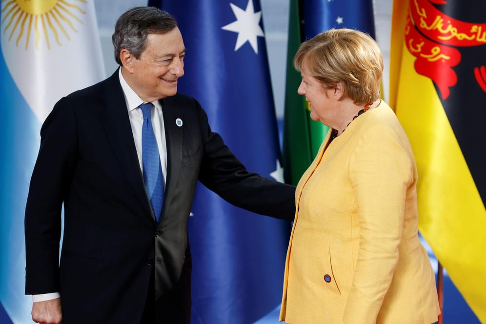 Italiens Ministerpräsident Mario Draghi begrüßt Angela Merkel in Rom: Bei dem G20-Gipfel steht die Corona-Pandemie weit oben auf der Agenda.