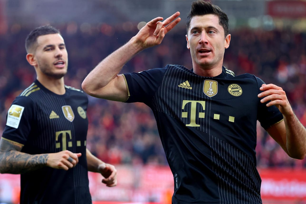 Lucas Hernández (l.) feiert mit Robert Lewandowski: Die Bayern gingen früh in Berlin in Führung.