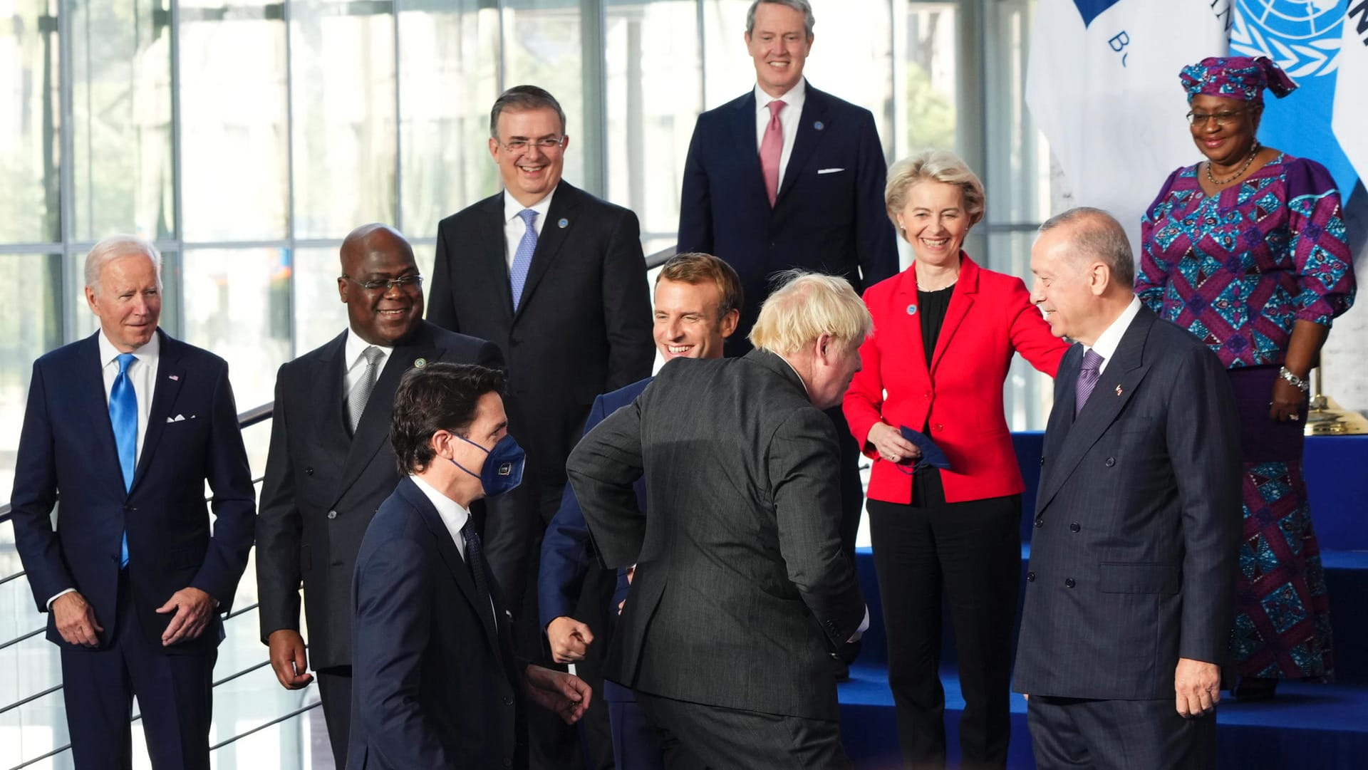 Justin Trudeau und Boris Johnson eilen auf das G20-Gruppenfoto: Die Verspätung der Premierminister von Kanada und Großbritannien brachte ihre Kollegen zum Lachen.