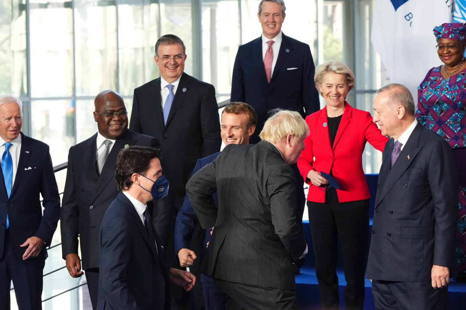 Justin Trudeau und Boris Johnson eilen auf das G20-Gruppenfoto: Die Verspätung der Premierminister von Kanada und Großbritannien brachte ihre Kollegen zum Lachen.