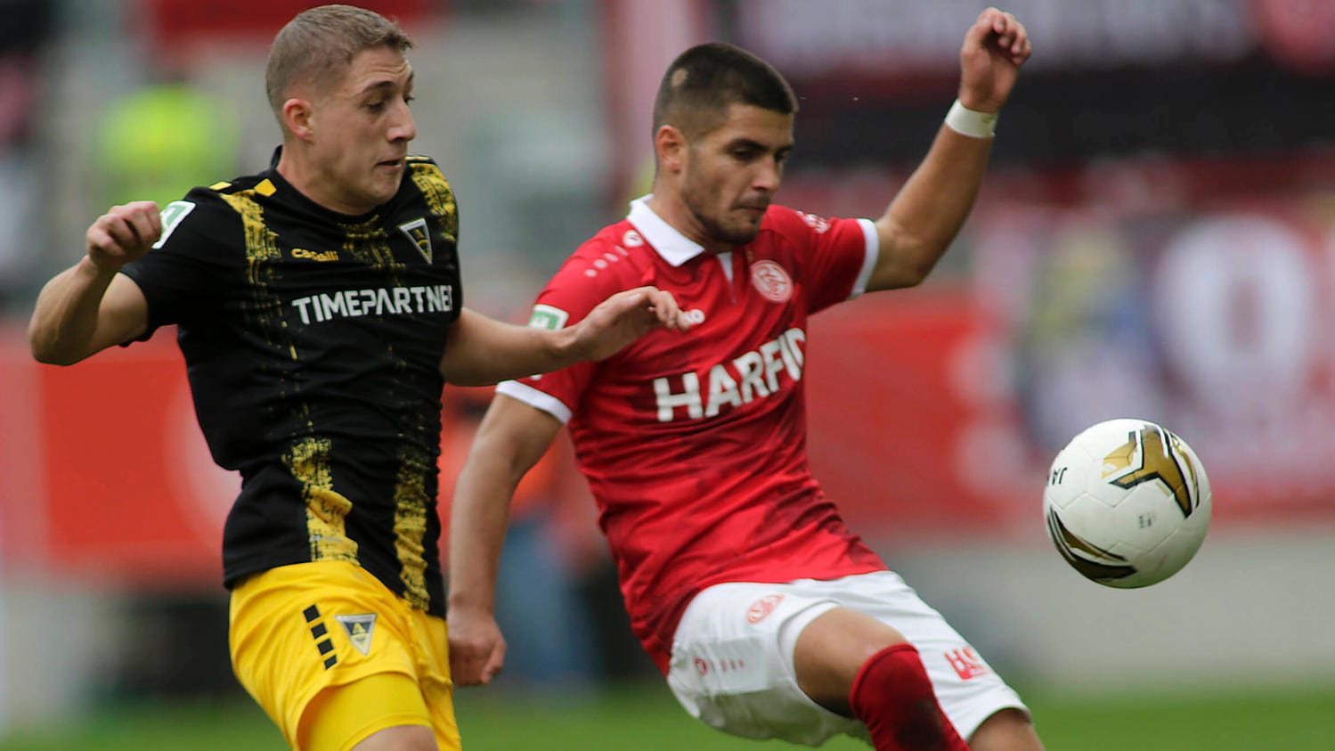Im Westschlager zwischen den beiden Ex-Bundesligisten Rot-Weiss Essen und Alemannia Aachen kam es zu hässlichen Szenen. Im Westschlager zwischen den beiden Ex-Bundesligisten Rot-Weiss Essen und Alemannia Aachen kam es zu hässlichen Szenen.