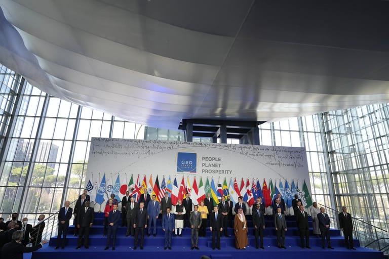 Offizielles Gruppenfoto im Konferenzzentrum La Nuvola in Rom: Der zweitägige Gipfel war seit der Corona-Pandemie das erste persönliche Treffen der G20.