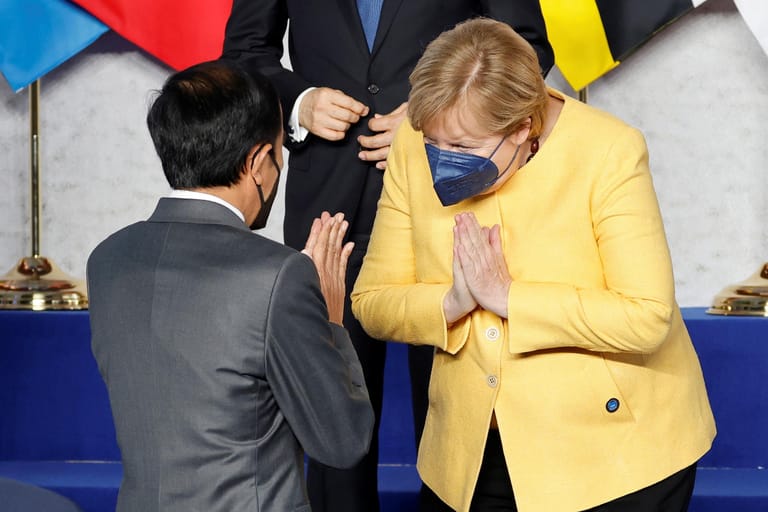 Angela Merkel begrüßt Joko Widodo, den Präsidenten von Indonesien: In vielen Ländern Asiens ist eine Verbeugung üblich.