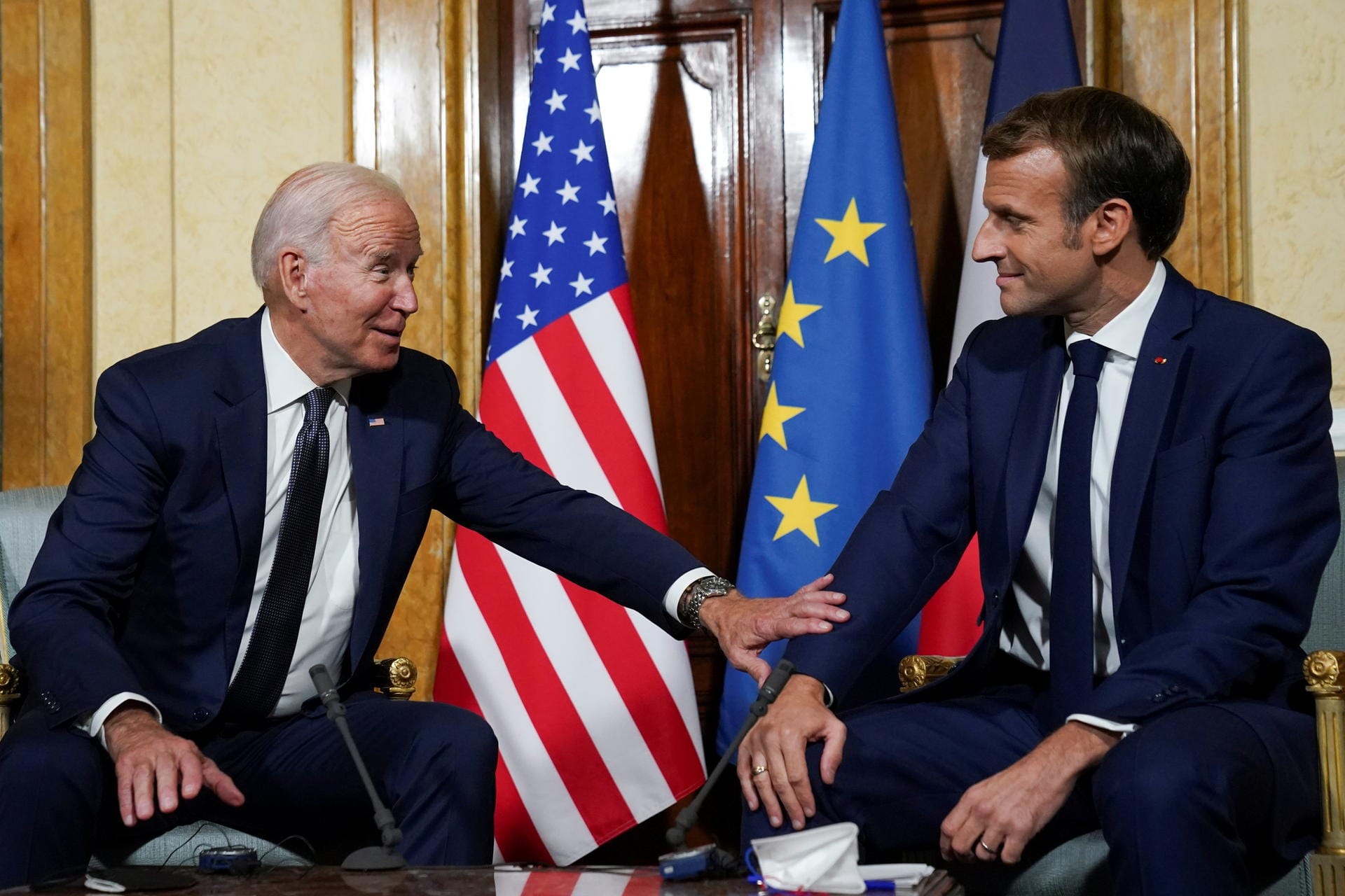 Joe Biden trifft Frankreichs Präsidenten Emmanuel Macron: Für den US-Präsidenten ist es die erste Teilnahme an einem G20-Gipfel.