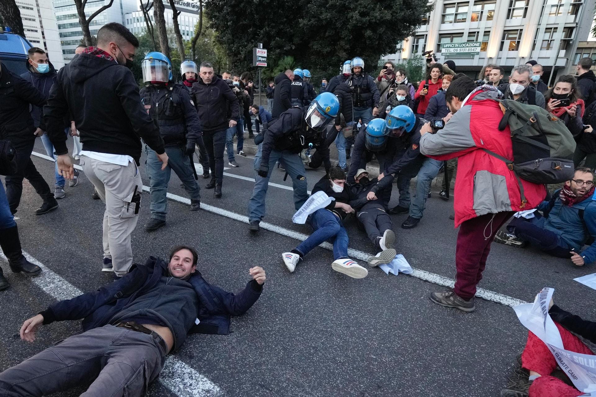 Italienische Polizei im Einsatz: In Rom haben Klimaaktivisten versucht, eine der Hauptstraßen zu blockieren, die zum Kongresszentrum La Nuvola führt.