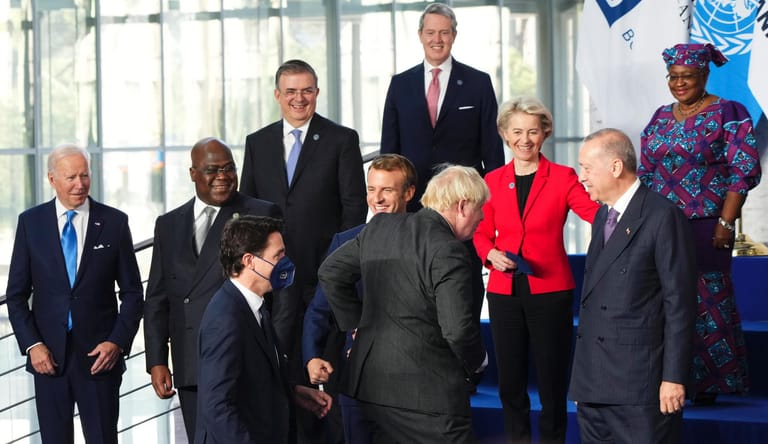 Justin Trudeau und Boris Johnson eilen auf das G20-Gruppenfoto: Die Verspätung der Premierminister von Kanada und Großbritannien brachte ihre Kollegen zum Lachen.