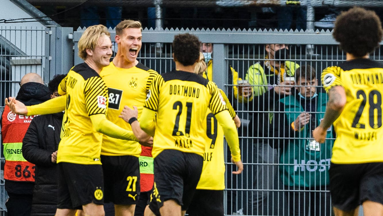Steffen Tigges (2.v.l.): Der BVB-Stürmer bejubelt gegen Köln seinen Treffer. Steffen Tigges (2.v.l.): Der BVB-Stürmer bejubelt gegen Köln seinen Treffer.