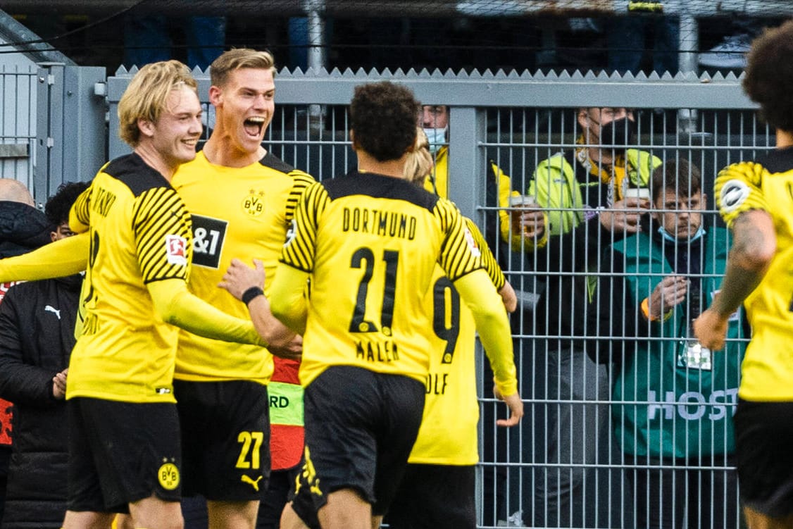 Steffen Tigges (2.v.l.): Der BVB-Stürmer bejubelt gegen Köln seinen Treffer.