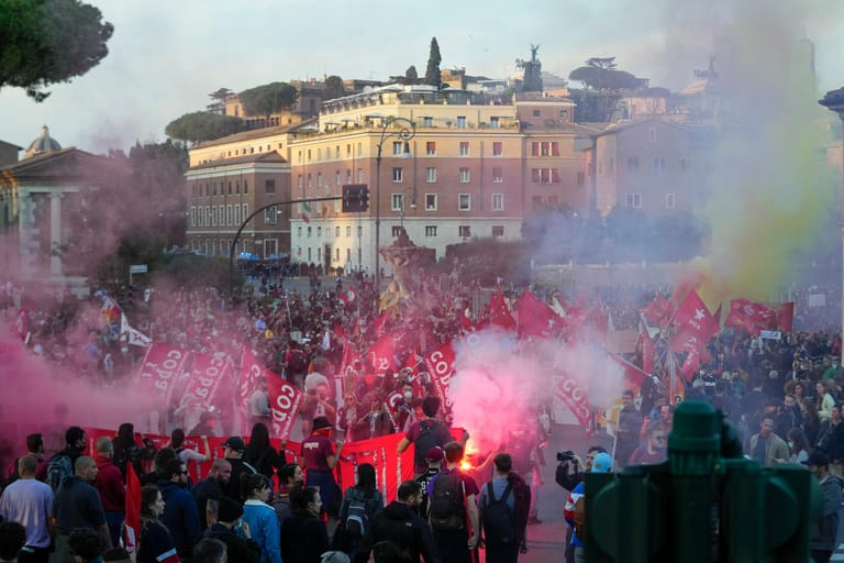 Rom, Italien: Demonstrierende zünden Fackeln an während der G20-Gipfel beginnt.