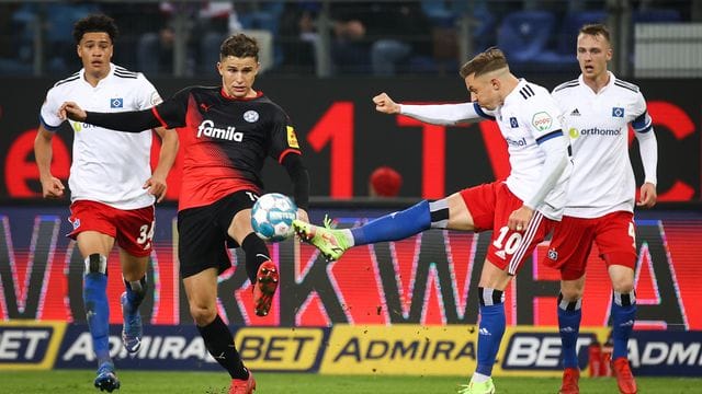 Torschützen unter sich: HSV-Profi Sonny Kittel (r) und Kiels Benedikt Pichler. Torschützen unter sich: HSV-Profi Sonny Kittel (r) und Kiels Benedikt Pichler.