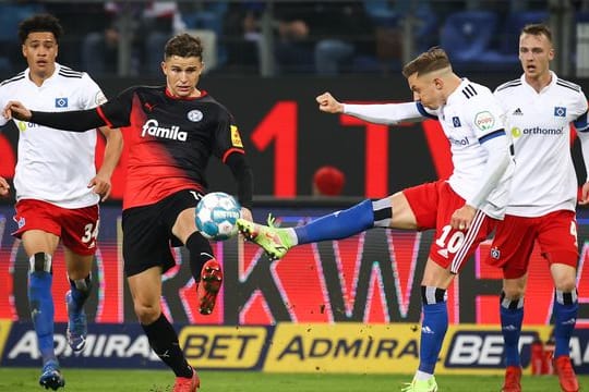 Torschützen unter sich: HSV-Profi Sonny Kittel (r) und Kiels Benedikt Pichler.