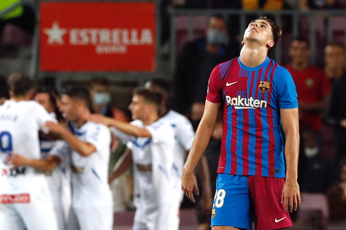 Barcelonas Nico Gonzales kann das Remis gegen Alaves nicht fassen.