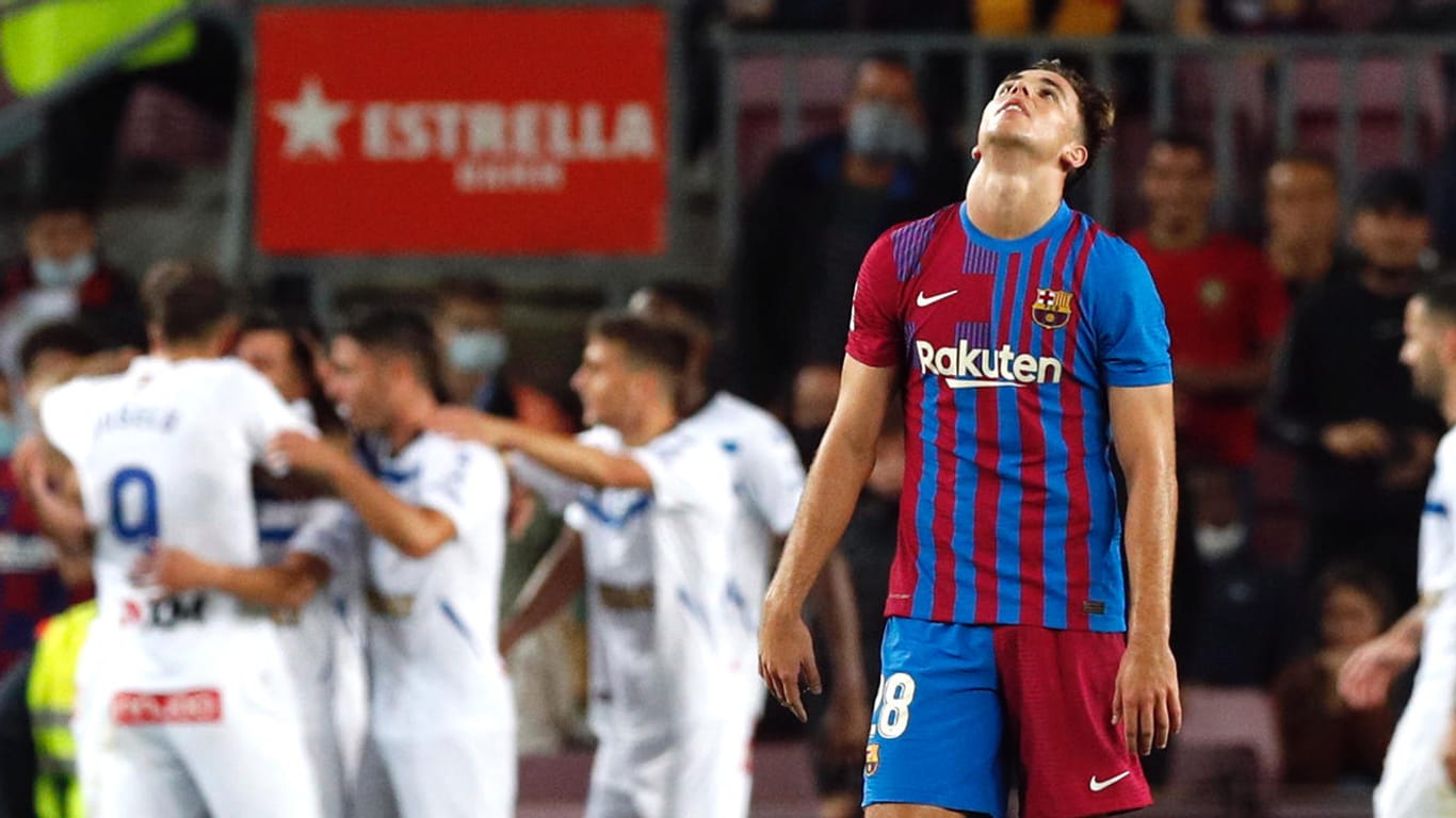 Barcelonas Nico Gonzales kann das Remis gegen Alaves nicht fassen.