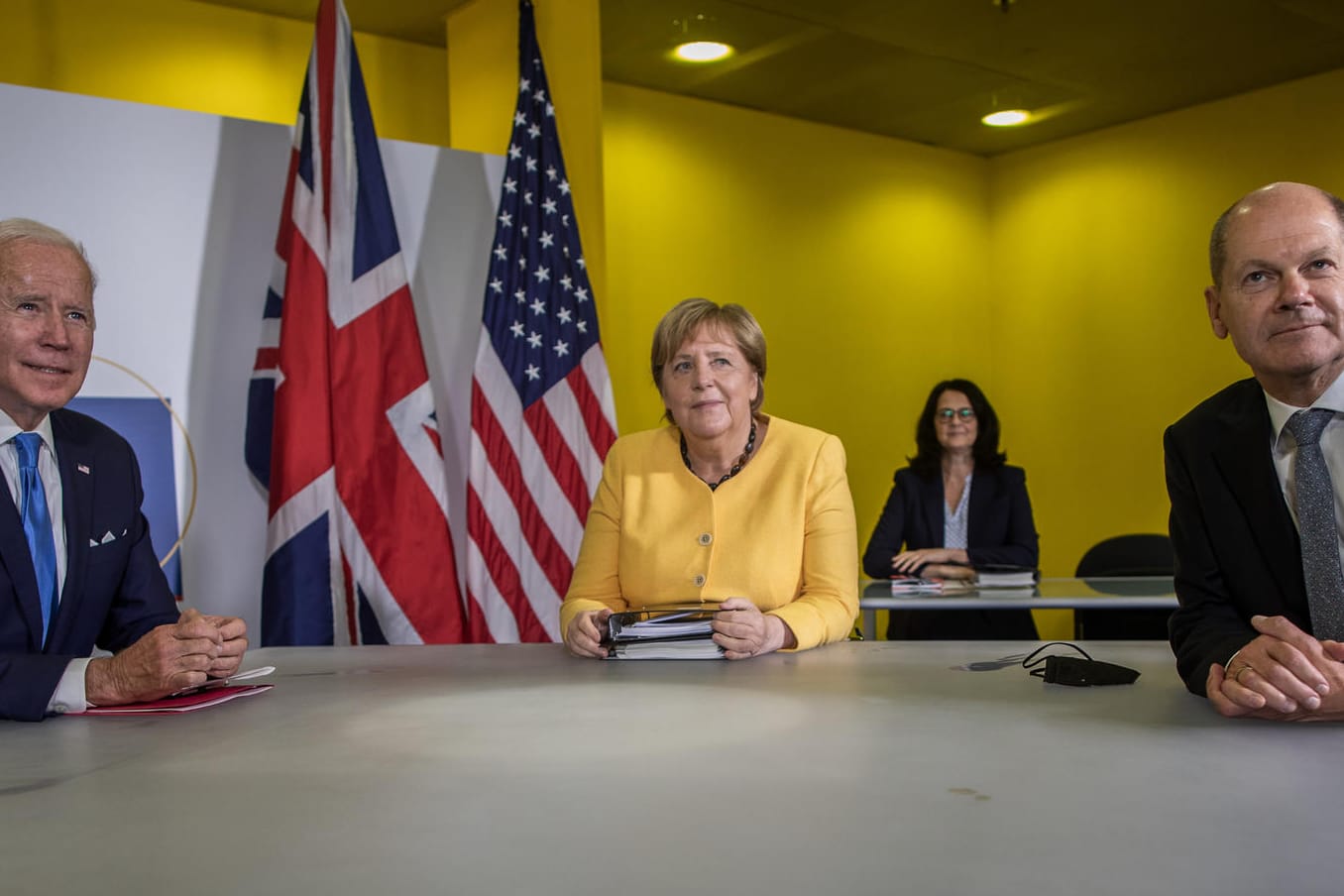 US-Präsident Joe Biden, Bundeskanzlerin Angela Merkel und ihr voraussichtlicher Nachfolger Olaf Scholz stehen beim G20-Gipfel in Rom zusammen.