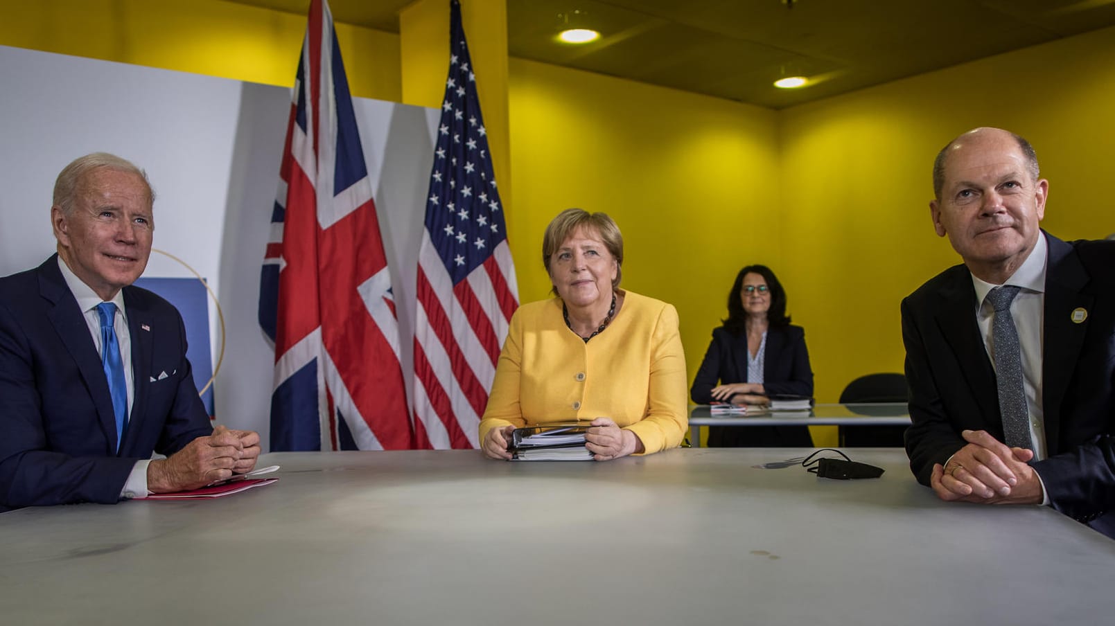 US-Präsident Joe Biden, Bundeskanzlerin Angela Merkel und ihr voraussichtlicher Nachfolger Olaf Scholz stehen beim G20-Gipfel in Rom zusammen.