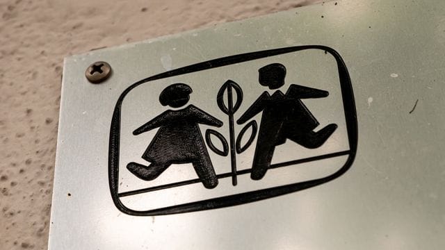 Das Logo der SOS-Kinderdörfer ist auf einem Schild zu sehen (Symbolbild): In Bayern ist eine Einrichtung wegen Missbrauchs in die Schlagzeilen geraten.