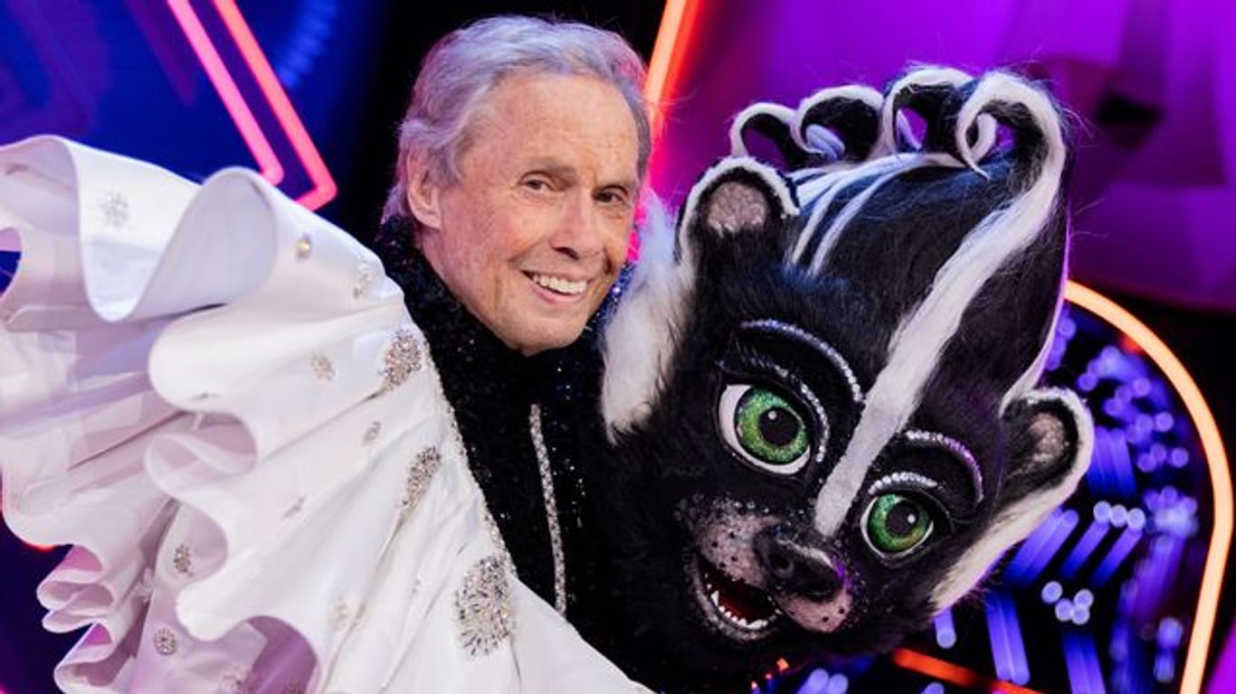 Peter Kraus (82), Sänger, steht als enttarnte Figur „Das Stinktier“ im Anschluss an die Prosieben-Show "The Masked Singer" auf der Bühne.