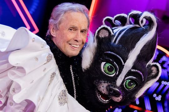 Peter Kraus (82), Sänger, steht als enttarnte Figur „Das Stinktier“ im Anschluss an die Prosieben-Show "The Masked Singer" auf der Bühne.