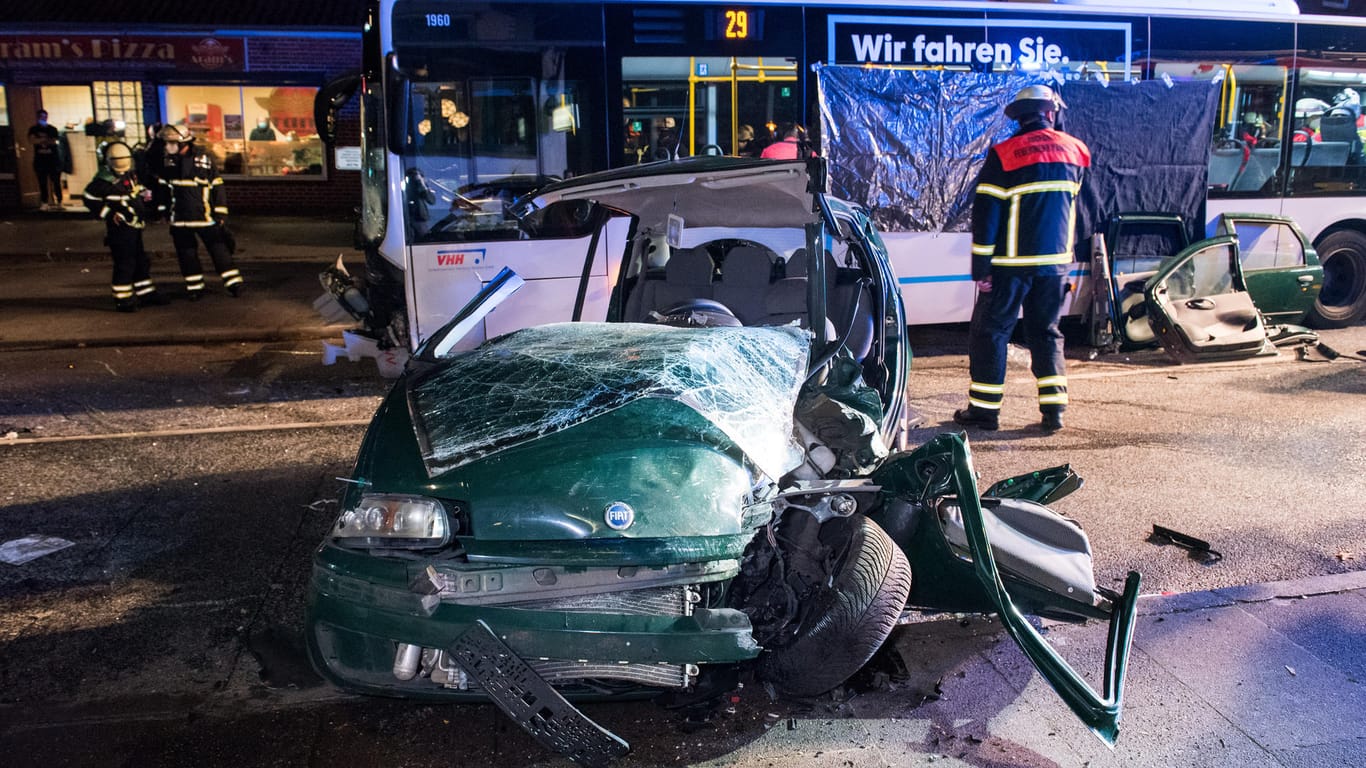 Ein zertrümmertes Auto steht vor einem Bus in Hamburg: Bei zwei Unfällen mit Bussen gab es viele Verletzte.