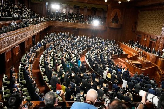 Japanische Abgeordnete im Parlament.