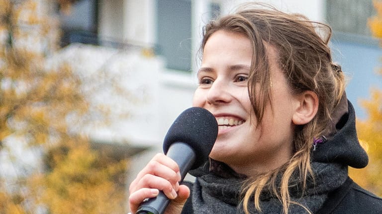 Luisa Neubauer spricht bei einer Kundgebung in Berlin (Archivbild): Die Aktivistin fordert mehr Bemühungen bei der Bewältigung der Klimakrise.
